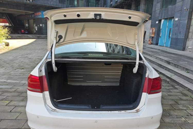 Used Volkswagen Santana 2015 1.6L Automatic Comfort Edition Trunk