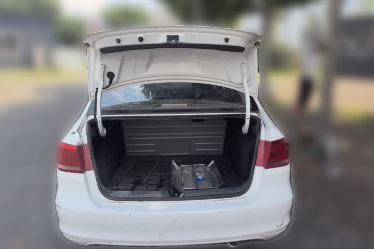 Used Volkswagen Santana 2015 1.6L Automatic Fashion Edition Trunk