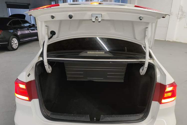 Used Volkswagen Santana 2015 1.6L Automatic Fashion Edition Trunk