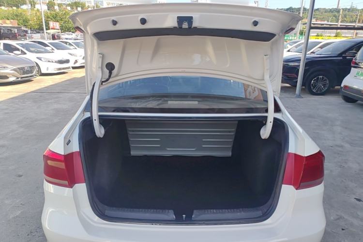 Used Volkswagen Santana 2015 1.6L Manual Fashion Edition Trunk