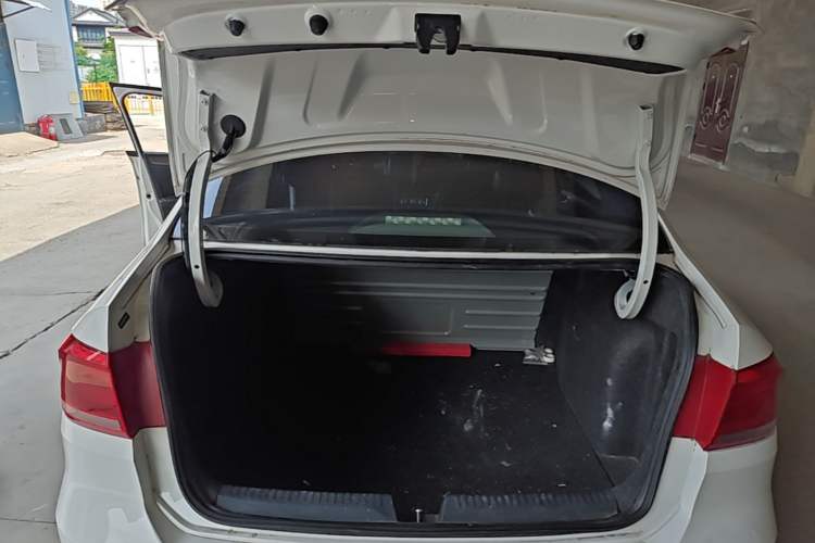Used Volkswagen Santana 2015 1.6L Automatic Comfort Edition Trunk
