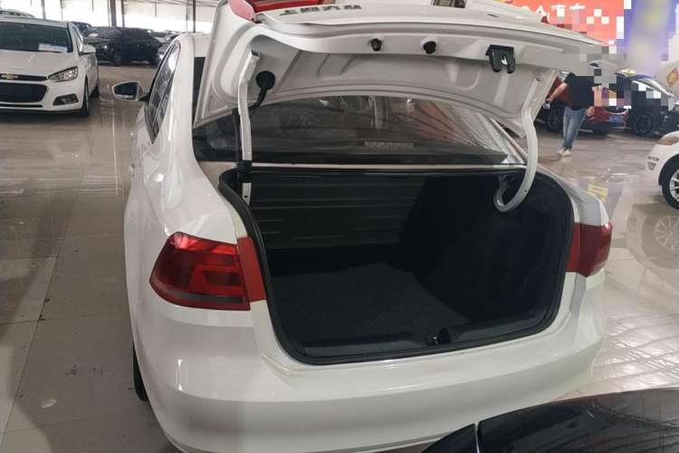 Used Volkswagen Santana 2015 1.4L Manual Fashion Edition Trunk