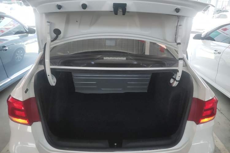 Used Volkswagen Santana 2015 1.6L Automatic Fashion Edition Trunk