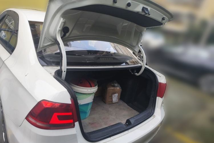Used Volkswagen Santana 2015 1.6L Automatic Fashion Edition Trunk