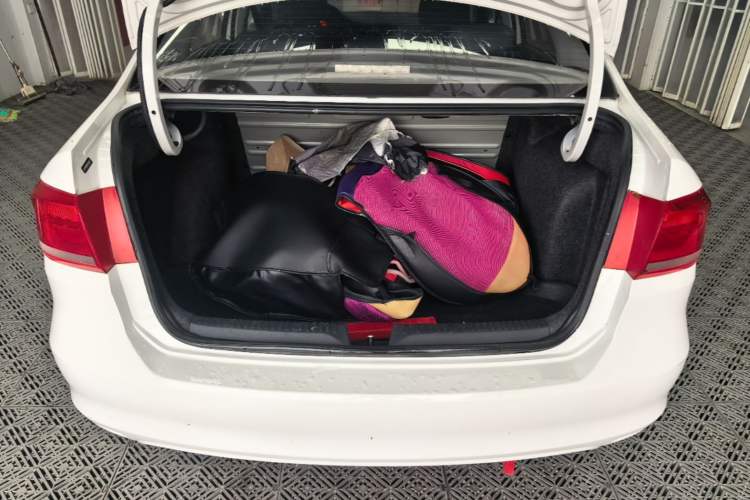 Used Volkswagen Santana 2015 1.6L Manual Fashion Edition Trunk