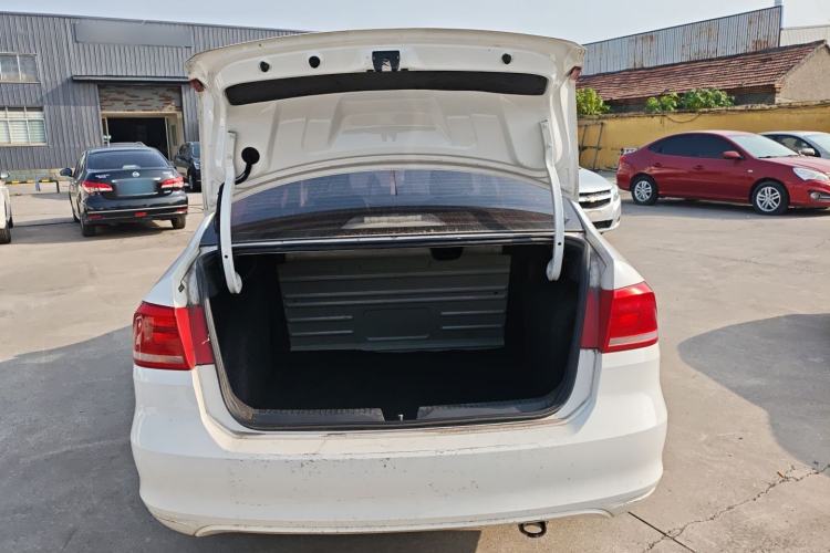 Used Volkswagen Santana 2015 1.6L Automatic Fashion Edition Trunk