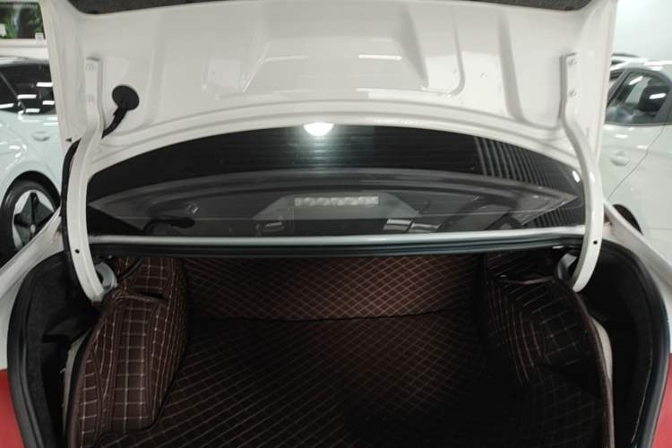 Used Volkswagen Santana 2015 1.6L Automatic Fashion Edition Trunk