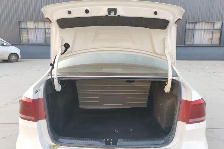 Used Volkswagen Santana 2015 1.6L Manual Comfort Edition Trunk