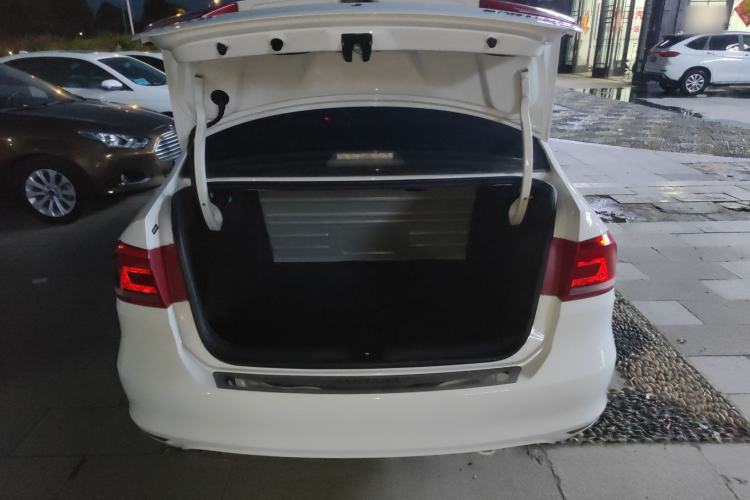 Used Volkswagen Santana 2015 1.6L Automatic Fashion Edition Trunk