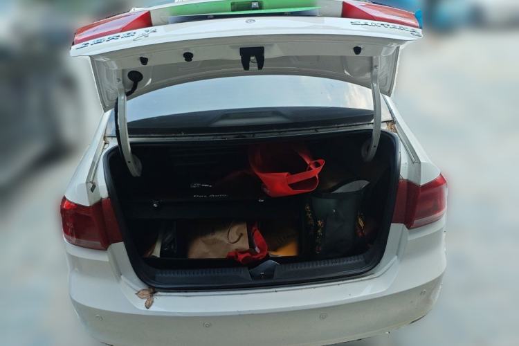 Used Volkswagen Santana 2015 1.6L Automatic Fashion Edition Trunk