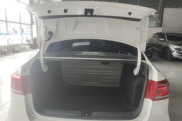 Used Volkswagen Santana 2015 1.6L Manual Comfort Edition Trunk