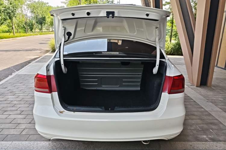 Used Volkswagen Santana 2015 1.6L Manual Fashion Edition Trunk