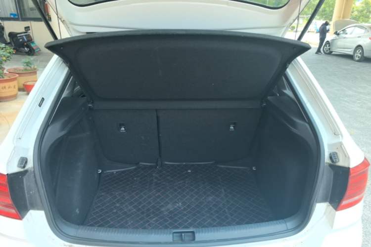 Used Volkswagen Santana 2015 Haval H6 1.6L Automatic Comfort Model Trunk