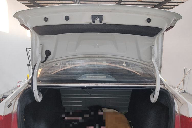 Used Volkswagen Santana 2015 1.6L Automatic Fashion Edition Trunk