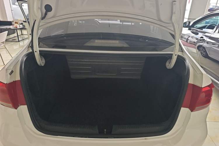 Used Volkswagen Santana 2015 1.6L Manual Fashion Edition Trunk