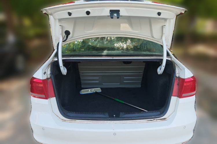 Used Volkswagen Santana 2015 1.6L Manual Comfort Edition Trunk