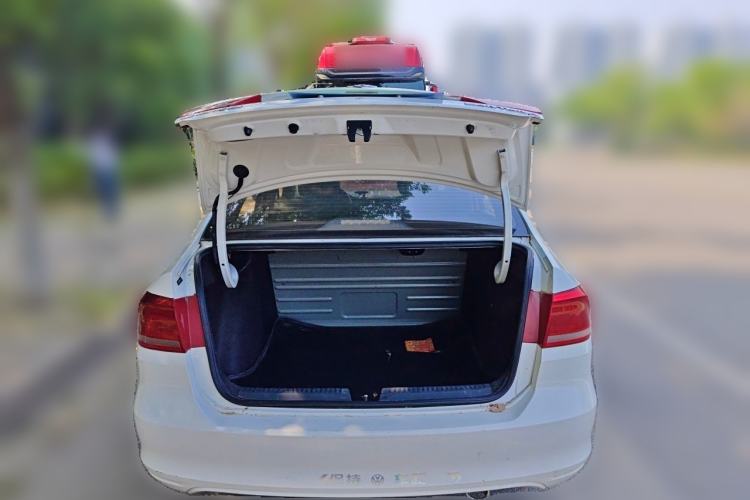 Used Volkswagen Santana 2015 1.6L Automatic Fashion Edition Trunk