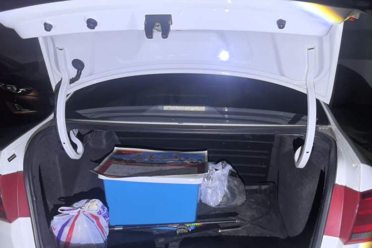 Used Volkswagen Santana 2015 1.6L Manual Fashion Edition Trunk