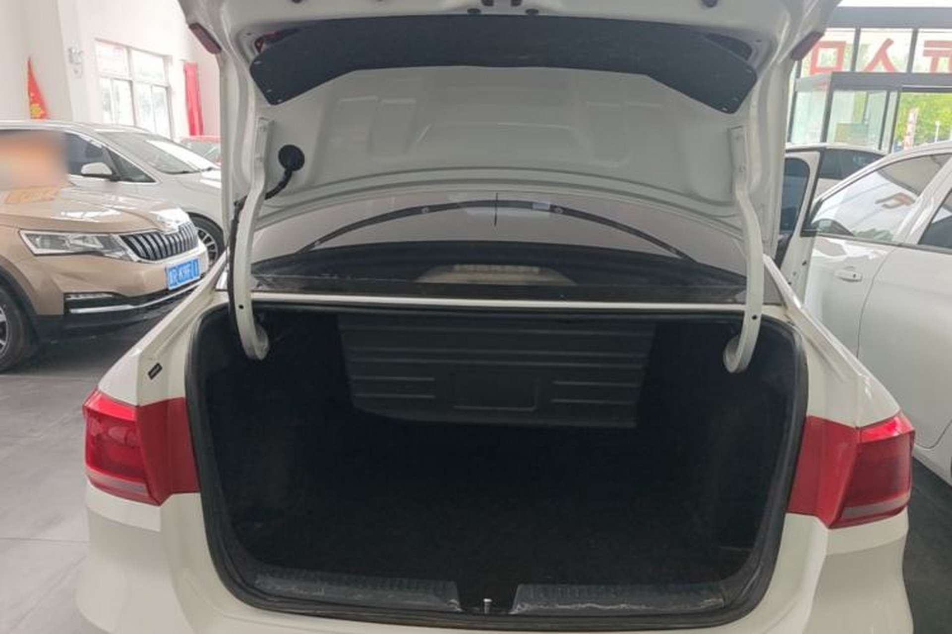 Used Volkswagen Santana 2015 1.6L Manual Fashion Edition Trunk