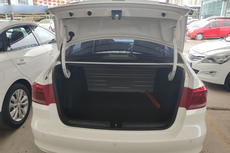 Used Volkswagen Santana 2015 1.6L Manual Comfort Edition Trunk