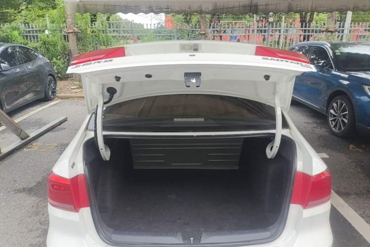 Used Volkswagen Santana 2015 1.6L Manual Fashion Edition Trunk