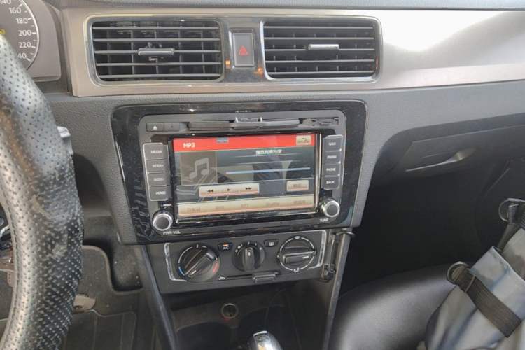 Used Volkswagen Santana 2015 1.6L Automatic Comfort Edition Audio And AC Panel