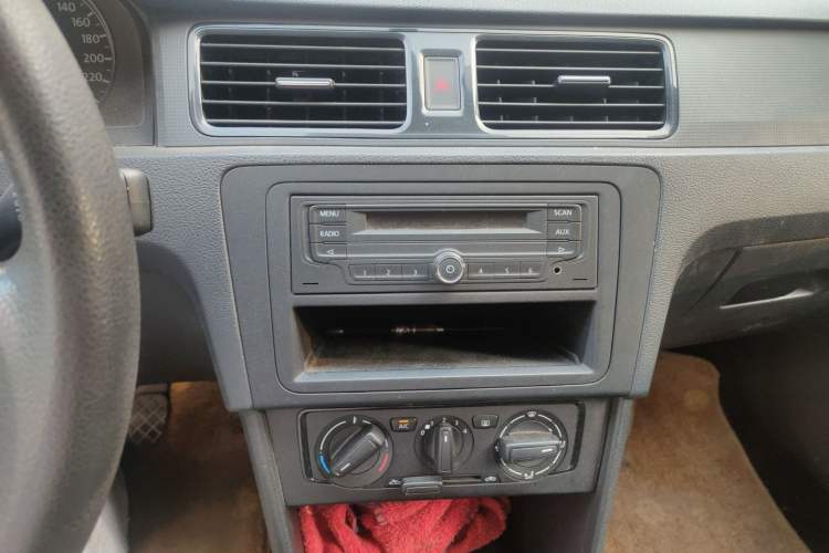 Used Volkswagen Santana 2015 1.6L Manual Fashion Edition Audio And AC Panel