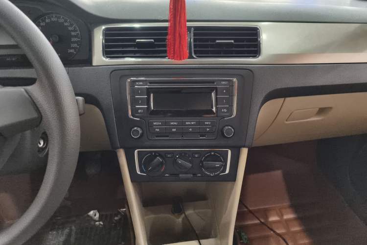 Used Volkswagen Santana 2015 1.6L Manual Comfort Edition Audio And AC Panel
