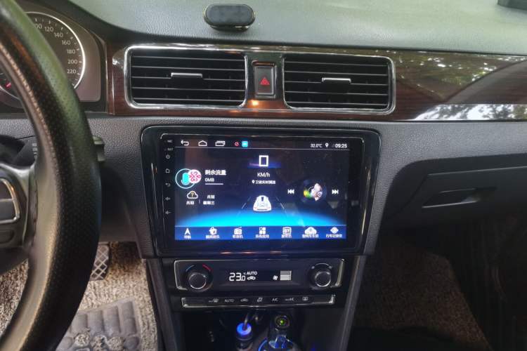 Used Volkswagen Santana 2015 1.6L Automatic Luxury Edition Audio And AC Panel
