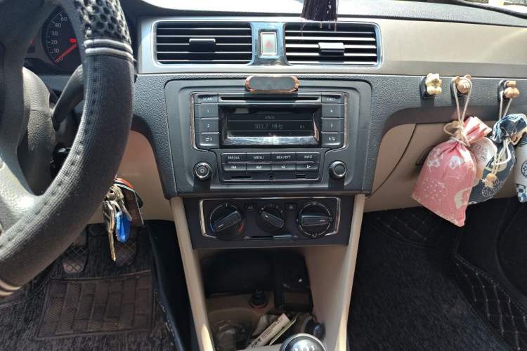 Used Volkswagen Santana 2015 1.6L Manual Comfort Edition Audio And AC Panel