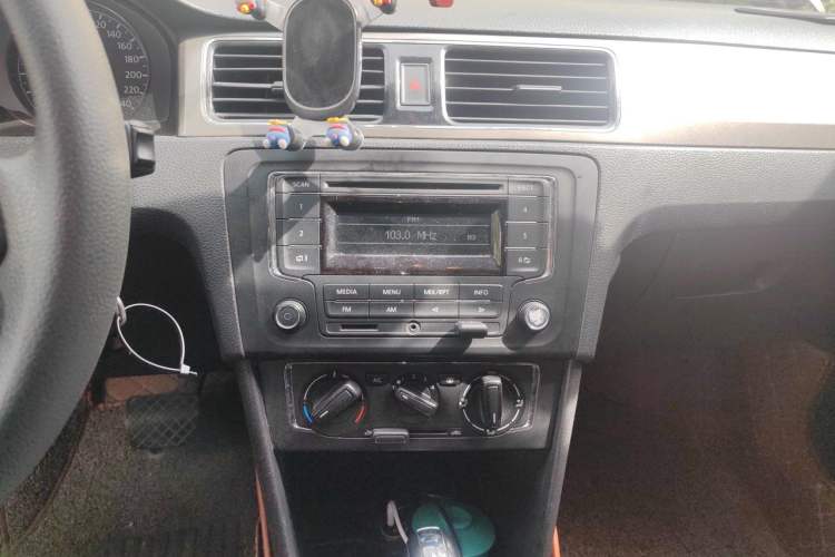 Used Volkswagen Santana 2015 1.6L Automatic Comfort Edition Audio And AC Panel