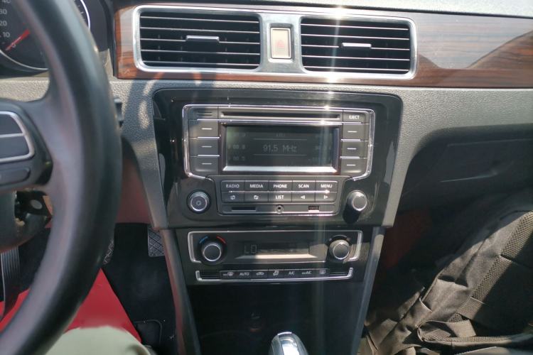 Used Volkswagen Santana 2015 1.6L Automatic Luxury Edition Audio And AC Panel