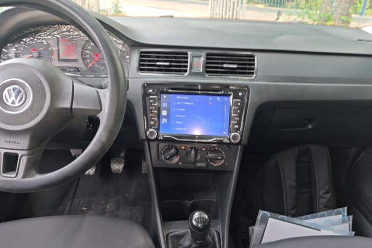 Used Volkswagen Santana 2015 1.6L Manual Fashion Edition Audio And AC Panel