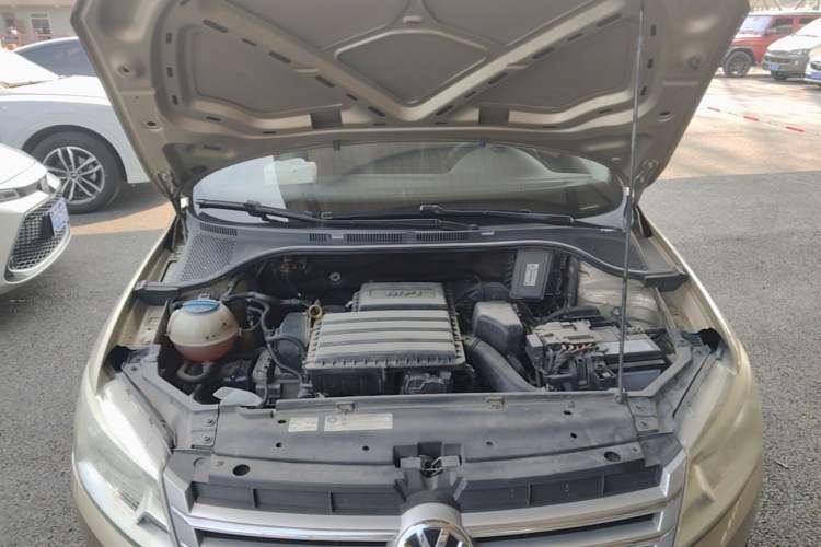 Used Volkswagen Santana 2015 1.6L Automatic Comfort Edition Engine Bay