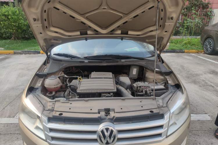 Used Volkswagen Santana 2015 1.6L Manual Fashion Edition Engine Bay