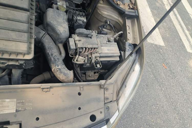 Used Volkswagen Santana 2015 1.6L Manual Comfort Edition Engine Bay Left