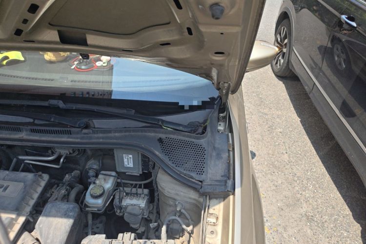 Used Volkswagen Santana 2015 1.6L Manual Comfort Edition Engine Bay Left