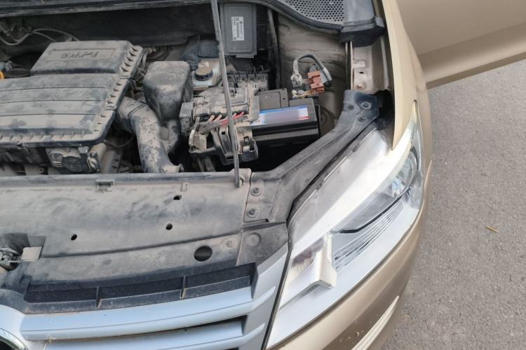 Used Volkswagen Santana 2015 1.6L Manual Fashion Edition Engine Bay Left