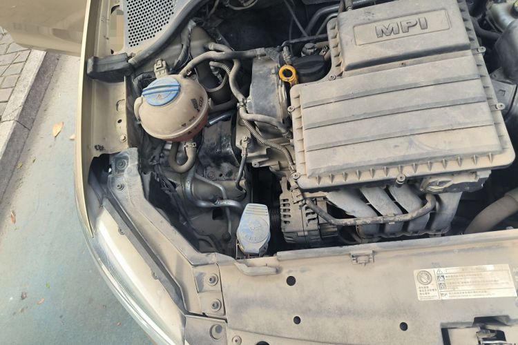 Used Volkswagen Santana 2015 1.6L Manual Comfort Edition Engine Bay Right