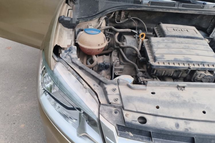 Used Volkswagen Santana 2015 1.6L Manual Fashion Edition Engine Bay Right