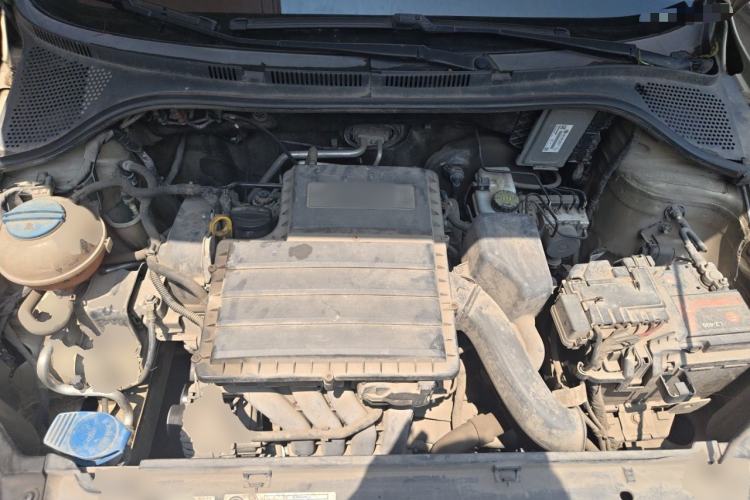 Used Volkswagen Santana 2015 1.6L Manual Comfort Edition Engine Bay