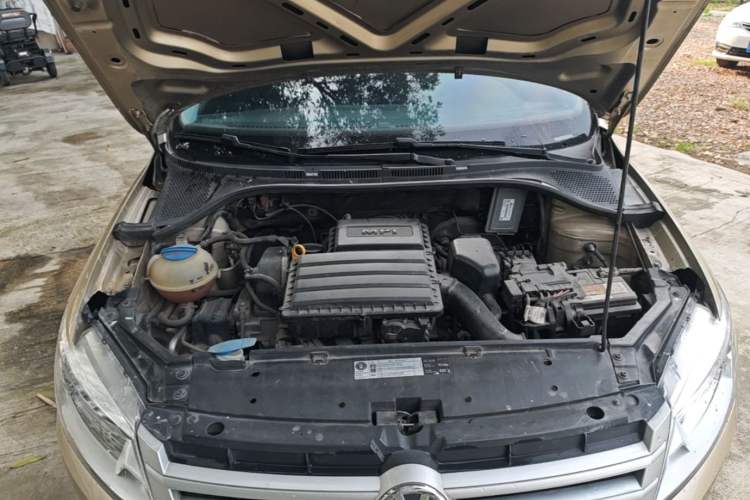 Used Volkswagen Santana 2015 1.6L Manual Fashion Edition Engine Bay