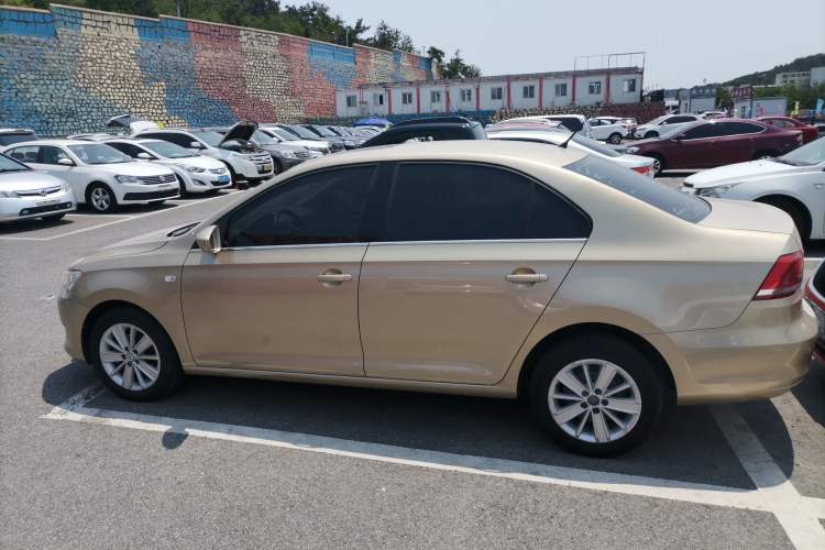 Used Volkswagen Santana 2015 1.6L Automatic Luxury Edition Exterior 3