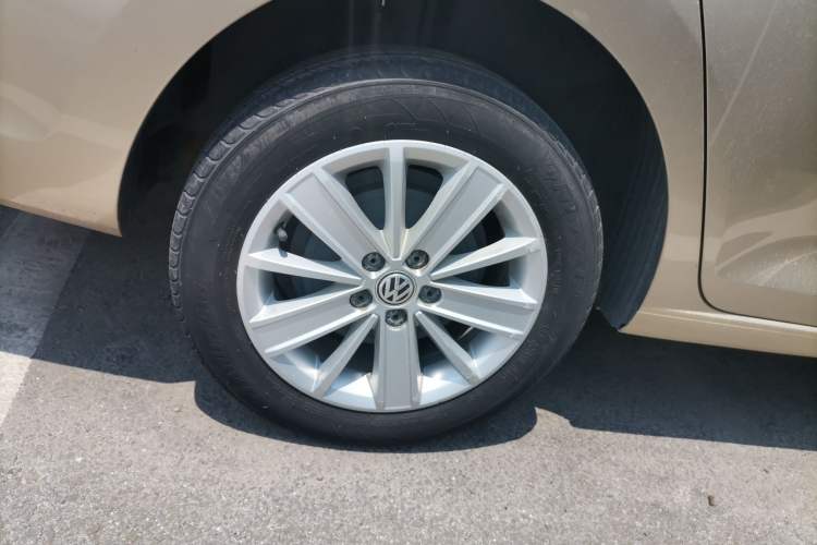 Used Volkswagen Santana 2015 1.6L Automatic Luxury Edition Exterior 8