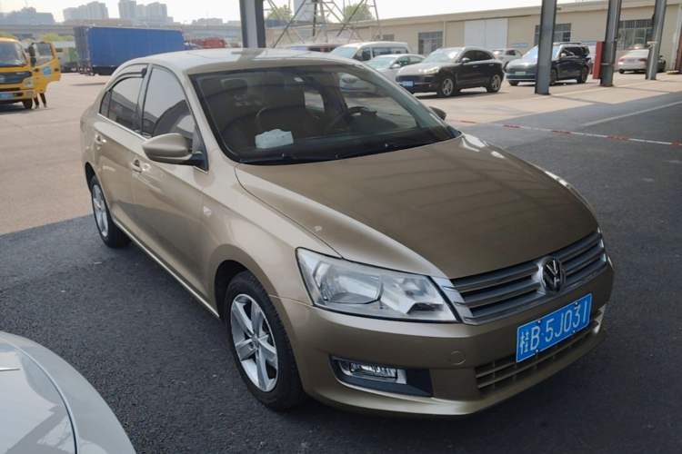 Used Volkswagen Santana 2015 1.6L Automatic Comfort Edition Front Right 45 Deg