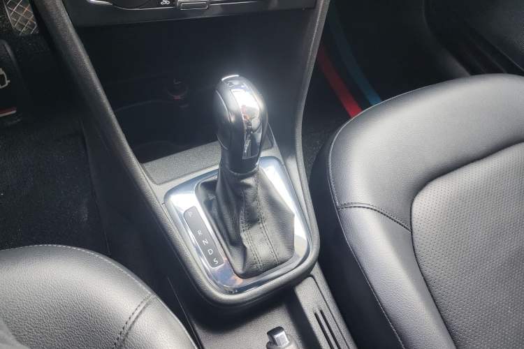 Used Volkswagen Santana 2015 1.6L Automatic Comfort Edition Gear Lever