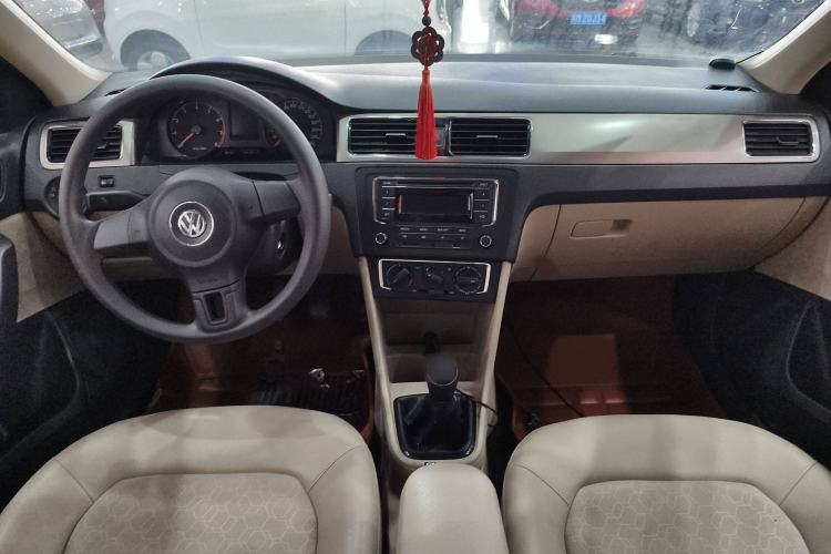 Used Volkswagen Santana 2015 1.6L Manual Comfort Edition Interior 3