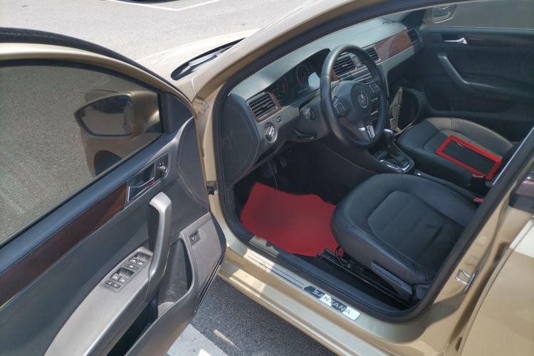 Used Volkswagen Santana 2015 1.6L Automatic Luxury Edition Interior 3