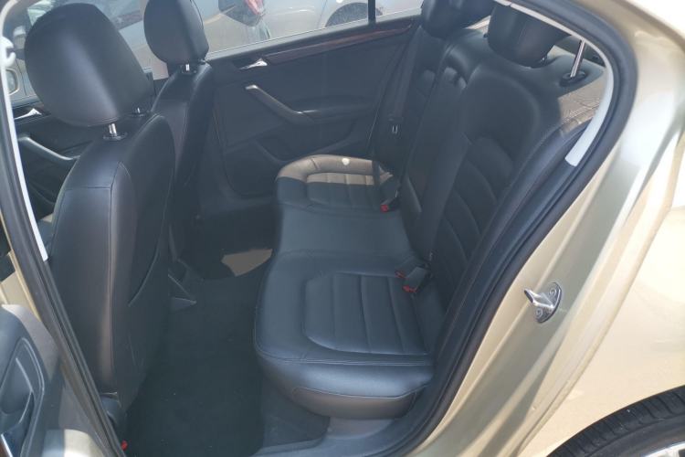 Used Volkswagen Santana 2015 1.6L Automatic Luxury Edition Interior 4