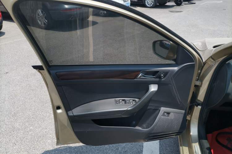 Used Volkswagen Santana 2015 1.6L Automatic Luxury Edition Interior 7